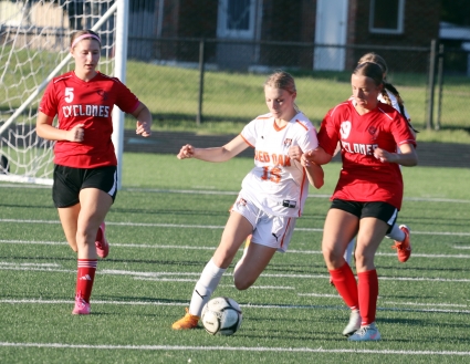 Kennedy Adams splits the Harlan defense. (Blake West/ Harlan Newspapers)