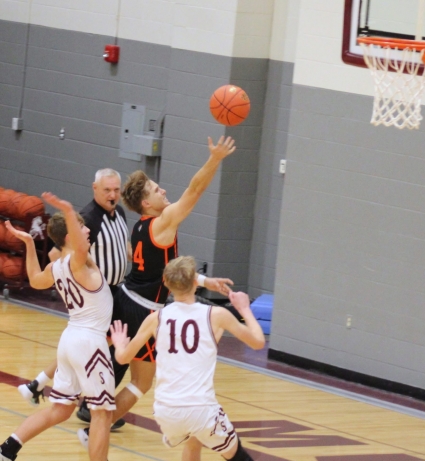 Red Oak’s Brayden Sifford drives for the basket in the win against Shenandoah. (Photo by Julie Fouts)