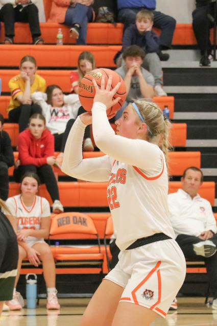 Red Oak’s Ellison Johnson, shown earlier this season, scored six points and had four rebounds in the loss to Shenandoah. (Joel Stevens/ The Red Oak Express)