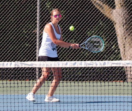 Adelynn Cripps dropped her singles match to Clarke’s Aryanna Hewlett, 8-0. (Joel Stevens/ The Red Oak Express)