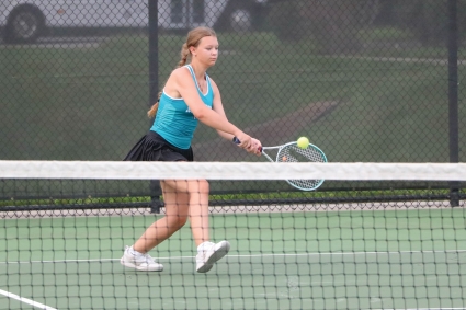 Southwest Valley’s Adelynn Cripps dropped an 8-0 decision to Glenwood’s Day Thiesen in last week’s dual. (Submitted photo).
